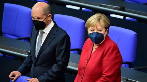 Angela Merkel und ihr baldiger Nachfolger Olaf Scholz
