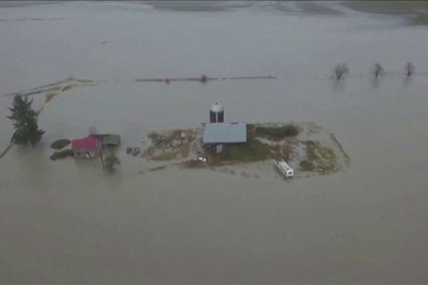 Video: US-Westküste: in zwei Tagen fiel Regen eines ganzen Monats