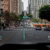 Auch vor Krankenwagen warnt das WayRay Head-up-Display