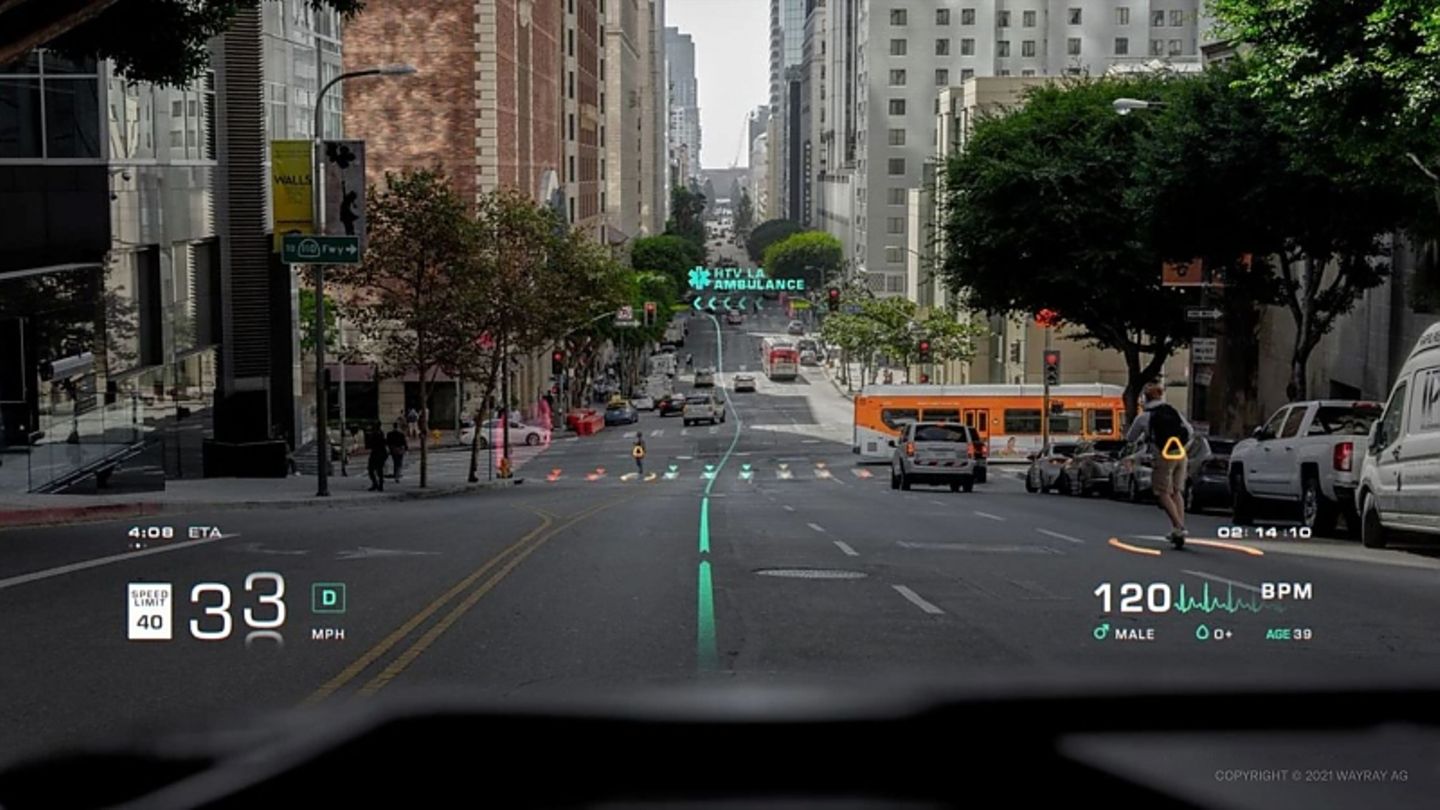 Auch vor Krankenwagen warnt das WayRay Head-up-Display