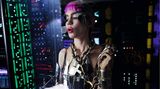 Fotograf Bryan Adams hat die Sängerin Grimes in ein futuristisches Ambiente versetzt.