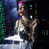 Fotograf Bryan Adams hat die Sängerin Grimes in ein futuristisches Ambiente versetzt.
