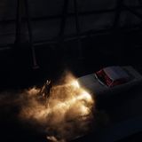 Im zwölften Monat präsentiert sich der Meister selbst: Fotograf Bryan Adams läuft im Scheinwerferlicht eines Autos durch den nächtlichen Nebel.