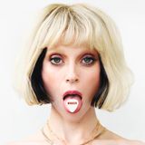 St. Vincent streckt dem Käufer auf dem Titelblatt ihre Zunge entgegen. 