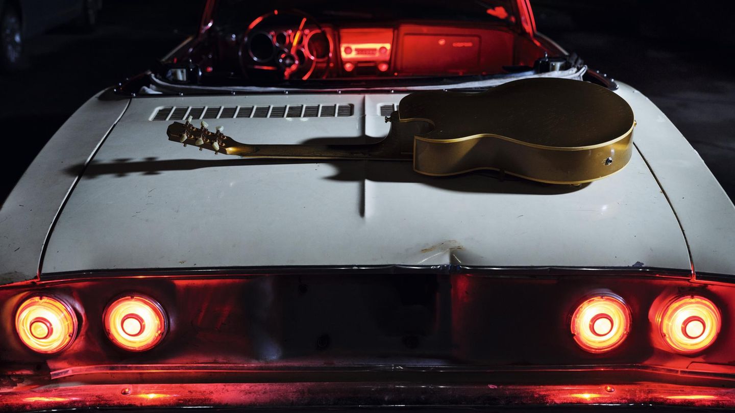 Auf einem zweiten Dezemberbild ist einfach nur eine Gitarre zu sehen, die auf dem Heck eines Autos liegt.