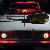 Auf einem zweiten Dezemberbild ist einfach nur eine Gitarre zu sehen, die auf dem Heck eines Autos liegt.