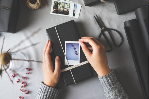 Geschenke für Fotografen greifen das Hobby auf und können dabei praktisch wie unterhaltsam sein