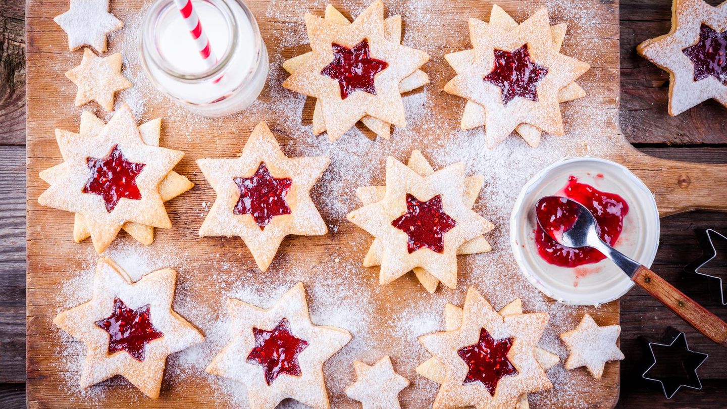 Rezepte: Linser Plätzchen Zutaten: 150 g weiche Butter, 50 g Puderzucker, 1 Päckchen Vanillezucker, 1 Ei, 150 g Mehl, 150 g gemahlene Mandeln, ½ TL Backpulver, ¼ TL Zimt, 1 Prise gemahlene Nelken, 1 TL Backkakao, 150 g Johannisbeer-Gelee (oder andere Sorte), Puderzucker zum Bestäuben Zubereitung: Zunächst wird die Butter mit dem Puderzucker und dem Vanillezucker cremig gerührt. Danach wird das Ei untergeschlagen und nacheinander alle trockenen Zutaten dazugegeben. Den leicht klebrigen Teig auf einer stark bemehlten Arbeitsfläche weich und geschmeidig kneten. Er sollte danach nicht mehr kleben. Anschließend für 1 Stunde kalt stellen. Danach wird der Teig ca. 4 mm dick ausgerollt. Dabei immer wieder mit Mehl bestäuben, damit er nicht anklebt. Nun können Plätzchen ausgestochen werden, dabei immer eine Unterseite und eine Oberseite mit Öffnung ausstechen. Die Plätzchen werden im vorgeheizten Ofen bei 175 Grad Umluft maximal 8-10 Minuten gebacken und anschließend ausgekühlt. Die Oberseite der Plätzchen wird nun dick mit Puderzucker bestäubt und die Unterseite mit dem erwärmten Johannisbeer-Gelee bestrichen. Beide Seiten können nun vorsichtig aneinander geklebt werden. Das restliche Gelee kommt in einen Spritzbeutel, damit werden nun alle Aushöhlungen zu Ende befüllt. Die Plätzchen sind in einer luftdichten Dose mehrere Wochen haltbar und schmecken immer besser, je länger sie aufbewahrt werden. Linser Plätzchen Zutaten: 150 g weiche Butter, 50 g Puderzucker, 1 Päckchen Vanillezucker, 1 Ei, 150 g Mehl, 150 g gemahlene Mandeln, ½ TL Backpulver, ¼ TL Zimt, 1 Prise gemahlene Nelken, 1 TL Backkakao, 150 g Johannisbeer-Gelee (oder andere Sorte), Puderzucker zum Bestäuben Zubereitung: Zunächst wird die Butter mit dem Puderzucker und dem Vanillezucker cremig gerührt. Danach wird das Ei untergeschlagen und nacheinander alle trockenen Zutaten dazugegeben. Den leicht klebrigen Teig auf einer stark bemehlten Arbeitsfläche weich und geschmeidig kneten. Er sollte danach nicht mehr kleben. Anschließend für 1 Stunde kalt stellen. Danach wird der Teig ca. 4 mm dick ausgerollt. Dabei immer wieder mit Mehl bestäuben, damit er nicht anklebt. Nun können Plätzchen ausgestochen werden, dabei immer eine Unterseite und eine Oberseite mit Öffnung ausstechen. Die Plätzchen werden im vorgeheizten Ofen bei 175 Grad Umluft maximal 8-10 Minuten gebacken und anschließend ausgekühlt. Die Oberseite der Plätzchen wird nun dick mit Puderzucker bestäubt und die Unterseite mit dem erwärmten Johannisbeer-Gelee bestrichen. Beide Seiten können nun vorsichtig aneinander geklebt werden. Das restliche Gelee kommt in einen Spritzbeutel, damit werden nun alle Aushöhlungen zu Ende befüllt. Die Plätzchen sind in einer luftdichten Dose mehrere Wochen haltbar und schmecken immer besser, je länger sie aufbewahrt werden.