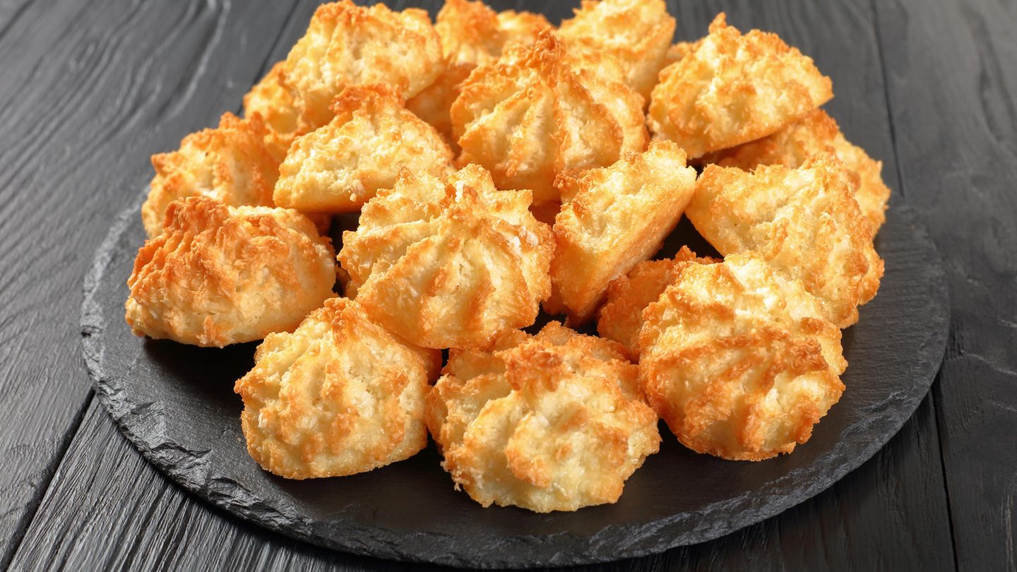 Rezepte: Kokosmakronen Zutaten: 100 g Kokosraspel, ¼ TL Zimt, ¼ TL gemahlene Vanille, 1 Prise Salz, 50 g Ahornsirup (oder Honig), 25 g geschmolzenes Kokosöl Zubereitung: Gemahlene Koksraspel in einer beschichteten Pfanne ohne Fett etwas rösten, bis sie aromatisch duften. Zimt, Vanille und Salz hinzufügen und abkühlen lassen. Ahornsirup und zerlassenes Kokosöl dazugeben und mit einem Kochlöffel gut verrühren. Die Masse für 10 Minuten in den Kühlschrank stellen. Den Backofen auf 160°C Ober-/Unterhitze vorheizen. Backblech mit Backpapier auslegen. Mit einem Löffel kleine Portionen der Masse abstechen und auf das Backblech drücken. Die Form mit einem Löffel nachbessern. Die Kokosmakronen auf der mittleren Schiene für ca. 15 Minuten backen. Herausnehmen und vollständig auskühlen lassen. Erst nach dem Abkühlen sind sie fest, vorher sind die Makronen zu weich und brechen leicht. Kokosmakronen Zutaten: 100 g Kokosraspel, ¼ TL Zimt, ¼ TL gemahlene Vanille, 1 Prise Salz, 50 g Ahornsirup (oder Honig), 25 g geschmolzenes Kokosöl Zubereitung: Gemahlene Koksraspel in einer beschichteten Pfanne ohne Fett etwas rösten, bis sie aromatisch duften. Zimt, Vanille und Salz hinzufügen und abkühlen lassen. Ahornsirup und zerlassenes Kokosöl dazugeben und mit einem Kochlöffel gut verrühren. Die Masse für 10 Minuten in den Kühlschrank stellen. Den Backofen auf 160°C Ober-/Unterhitze vorheizen. Backblech mit Backpapier auslegen. Mit einem Löffel kleine Portionen der Masse abstechen und auf das Backblech drücken. Die Form mit einem Löffel nachbessern. Die Kokosmakronen auf der mittleren Schiene für ca. 15 Minuten backen. Herausnehmen und vollständig auskühlen lassen. Erst nach dem Abkühlen sind sie fest, vorher sind die Makronen zu weich und brechen leicht.