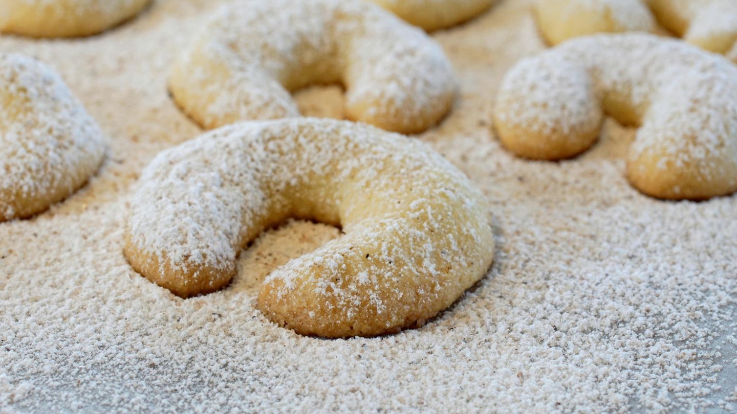 Rezepte: Vanillekipferl Zutaten: 250 g Dinkelvollkornmehl, 1 Vanilleschote, 200 g geschmolzene Butter, 100 g Puderzucker, 30 g gemahlene Mandeln Außerdem: 1 Pck. Vanillezucker und 1 Pck. Puderzucker zum Wenden Zubereitung: Zuerst das Mehl sieben. Dann das Mark der Vanilleschote herauskratzen und zum Mehl dazugeben. Alle anderen Zutaten hinzugeben. Mit einem Rührgerät oder händisch alles zu einem Teig verrühren. Den Teig zu einer Kugel formen und eine Stunde kaltstellen. Den Backofen auf 180 Grad Umluft vorheizen, etwas Mehl auf der Arbeitsfläche verteilen und den Teig in eine lange rollenähnliche Form bringen. Nun die Vanillekipferl mit der Hand formen und auf das Backblech geben. Die Kipferl dann für ca. 10 Minuten in den Backofen bis der Teig leicht bräunlich geworden ist. Anschließend das Backblech mit den Vanillekipferl herausholen und abkühlen lassen. Vanillezucker mit Puderzucker vermengen und die Vanillekipferl darin wenden. Vanillekipferl Zutaten: 250 g Dinkelvollkornmehl, 1 Vanilleschote, 200 g geschmolzene Butter, 100 g Puderzucker, 30 g gemahlene Mandeln Außerdem: 1 Pck. Vanillezucker und 1 Pck. Puderzucker zum Wenden Zubereitung: Zuerst das Mehl sieben. Dann das Mark der Vanilleschote herauskratzen und zum Mehl dazugeben. Alle anderen Zutaten hinzugeben. Mit einem Rührgerät oder händisch alles zu einem Teig verrühren. Den Teig zu einer Kugel formen und eine Stunde kaltstellen. Den Backofen auf 180 Grad Umluft vorheizen, etwas Mehl auf der Arbeitsfläche verteilen und den Teig in eine lange rollenähnliche Form bringen. Nun die Vanillekipferl mit der Hand formen und auf das Backblech geben. Die Kipferl dann für ca. 10 Minuten in den Backofen bis der Teig leicht bräunlich geworden ist. Anschließend das Backblech mit den Vanillekipferl herausholen und abkühlen lassen. Vanillezucker mit Puderzucker vermengen und die Vanillekipferl darin wenden.