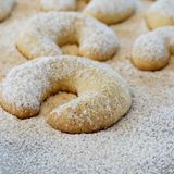 Vanillekipferl      Zutaten:   250 g Dinkelvollkornmehl, 1 Vanilleschote, 200 g geschmolzene Butter, 100 g Puderzucker, 30 g gemahlene Mandeln  Außerdem: 1 Pck. Vanillezucker und 1 Pck. Puderzucker zum Wenden      Zubereitung:   Zuerst das Mehl sieben. Dann das Mark der Vanilleschote herauskratzen und zum Mehl dazugeben. Alle anderen Zutaten hinzugeben.  Mit einem Rührgerät oder händisch alles zu einem Teig verrühren. Den Teig zu einer Kugel formen und eine Stunde kaltstellen.  Den Backofen auf 180 Grad Umluft vorheizen, etwas Mehl auf der Arbeitsfläche verteilen und den Teig in eine lange rollenähnliche Form bringen.  Nun die Vanillekipferl mit der Hand formen und auf das Backblech geben.  Die Kipferl dann für ca. 10 Minuten in den Backofen bis der Teig leicht bräunlich geworden ist. Anschließend das Backblech mit den Vanillekipferl herausholen und abkühlen lassen.  Vanillezucker mit Puderzucker vermengen und die Vanillekipferl darin wenden.