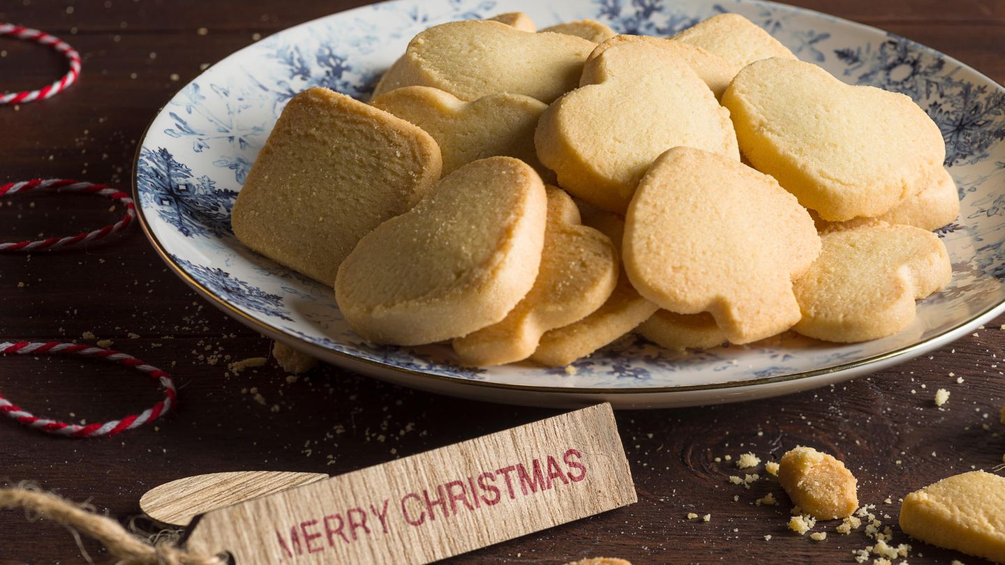 Rezepte: Butterplätzchen Zutaten: 600 g Mehl, 400 g Butter (weich), 200 g Zucker, 1Eier, 1 Pck. Vanillezucker, ½ Msp. Zimt evtl. Kakaopulver Zubereitung: Mehl und Backpulver vermischen und auf die Arbeitsfläche geben. Puderzucker, Vanillezucker und Butter, klein gewürfelt, hinzugeben und zügig verkneten. Teig für 30 Minuten in den Kühlschrank stellen. Teig auf einem mit Mehl bestäubten Backpapier ca. 0,5 Zentimeter dick ausrollen und Butterplätzchen ausstechen. Backofen auf 180 Grad (Umluft 160 Grad, Gas Stufe 2) vorheizen. Backpapier mit den Plätzchen auf ein Blech ziehen und die Butterplätzchen für ca. zwölf Minuten im vorgeheizten Ofen goldbraun backen. Butterplätzchen nach Lust und Laune mit Zuckerguss verzieren und mit Zuckerperlen dekorieren. Butterplätzchen Zutaten: 600 g Mehl, 400 g Butter (weich), 200 g Zucker, 1Eier, 1 Pck. Vanillezucker, ½ Msp. Zimt evtl. Kakaopulver Zubereitung: Mehl und Backpulver vermischen und auf die Arbeitsfläche geben. Puderzucker, Vanillezucker und Butter, klein gewürfelt, hinzugeben und zügig verkneten. Teig für 30 Minuten in den Kühlschrank stellen. Teig auf einem mit Mehl bestäubten Backpapier ca. 0,5 Zentimeter dick ausrollen und Butterplätzchen ausstechen. Backofen auf 180 Grad (Umluft 160 Grad, Gas Stufe 2) vorheizen. Backpapier mit den Plätzchen auf ein Blech ziehen und die Butterplätzchen für ca. zwölf Minuten im vorgeheizten Ofen goldbraun backen. Butterplätzchen nach Lust und Laune mit Zuckerguss verzieren und mit Zuckerperlen dekorieren.