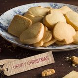 Butterplätzchen      Zutaten:  600 g Mehl, 400 g Butter (weich), 200 g Zucker, 1Eier, 1 Pck. Vanillezucker, ½ Msp. Zimt evtl. Kakaopulver      Zubereitung:  Mehl und Backpulver vermischen und auf die Arbeitsfläche geben.  Puderzucker, Vanillezucker und Butter, klein gewürfelt, hinzugeben und zügig verkneten.  Teig für 30 Minuten in den Kühlschrank stellen. Teig auf einem mit Mehl bestäubten Backpapier ca. 0,5 Zentimeter dick ausrollen und Butterplätzchen ausstechen.  Backofen auf 180 Grad (Umluft 160 Grad, Gas Stufe 2) vorheizen.  Backpapier mit den Plätzchen auf ein Blech ziehen und die Butterplätzchen für ca. zwölf Minuten im vorgeheizten Ofen goldbraun backen.  Butterplätzchen nach Lust und Laune mit Zuckerguss verzieren und mit Zuckerperlen dekorieren.