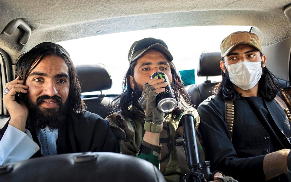 Taliban commander Omar Halal Mujahid, left, rides with members of his unit in Pol-e Alam, the provincial capital of Logar Province, Afghanistan, October, 2021. Fahrt ins Ungewisse: Nicht nur der Geschmack von Energydrinks ist neu für Aziz’ Kampfgefährten. Nun, da Frieden herrscht, müssen sie umschulen auf zivile Jobs