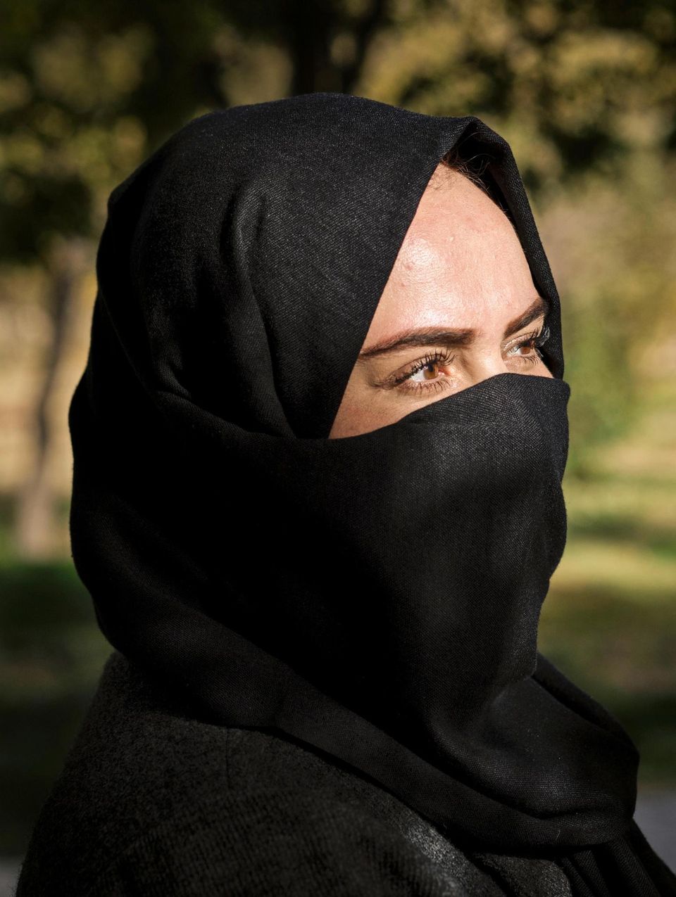 SIE:  Hamida Nuri, 27, hat Islamisches Recht studiert und arbeitet bei einer Hilfsorganisation für afghanische Frauen in Not. 2019 ermordeten Taliban ihren Vater