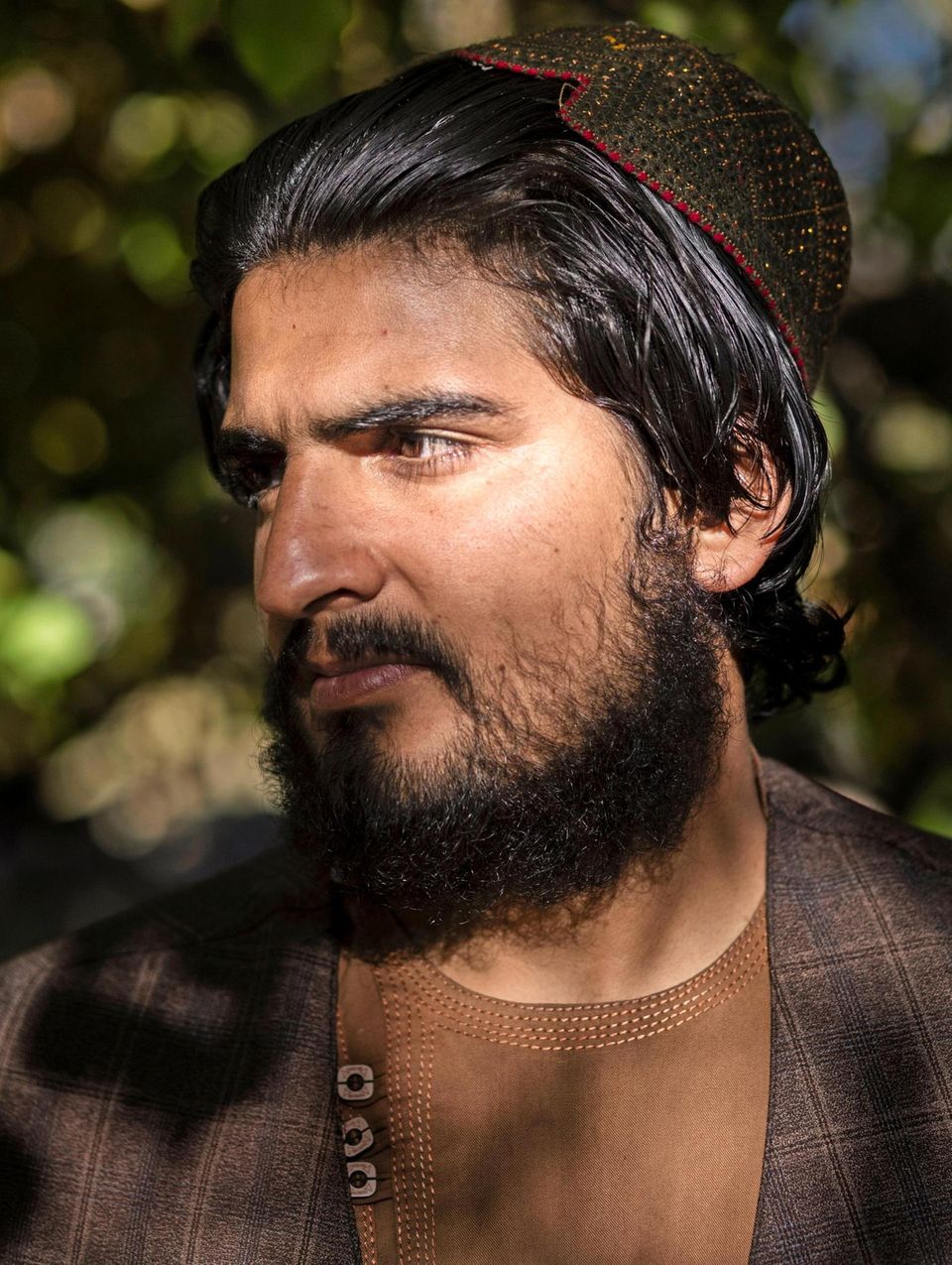 ER:  Aziz ur-Rahman Hussaini, 23, führte vor der Machtübernahme der Taliban ein Doppelleben: nachts Krieger, tags Lehrer. Er liest gern Nietzsche und Descartes