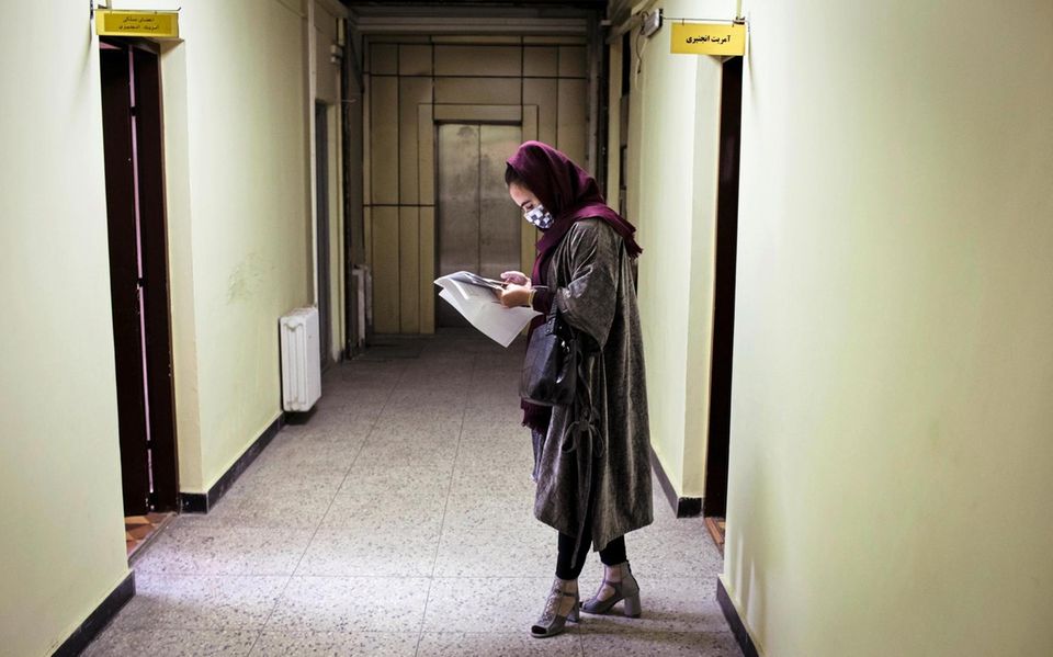 Rahima Nawrozi (alternate name to be used for publishing) waits in the hallway of a government building before presenting paperwork regarding the women's rights organization she works for in Kabul, Afghanistan, Oct. 2021.
NOTE TO EDITORS: Rah... Anstehen beim Feind: Im von den Taliban kontrollierten Wirtschaftsministerium wartet Hamida darauf, einen Antrag ihrer Frauenrechtsgruppe genehmigen zu lassen