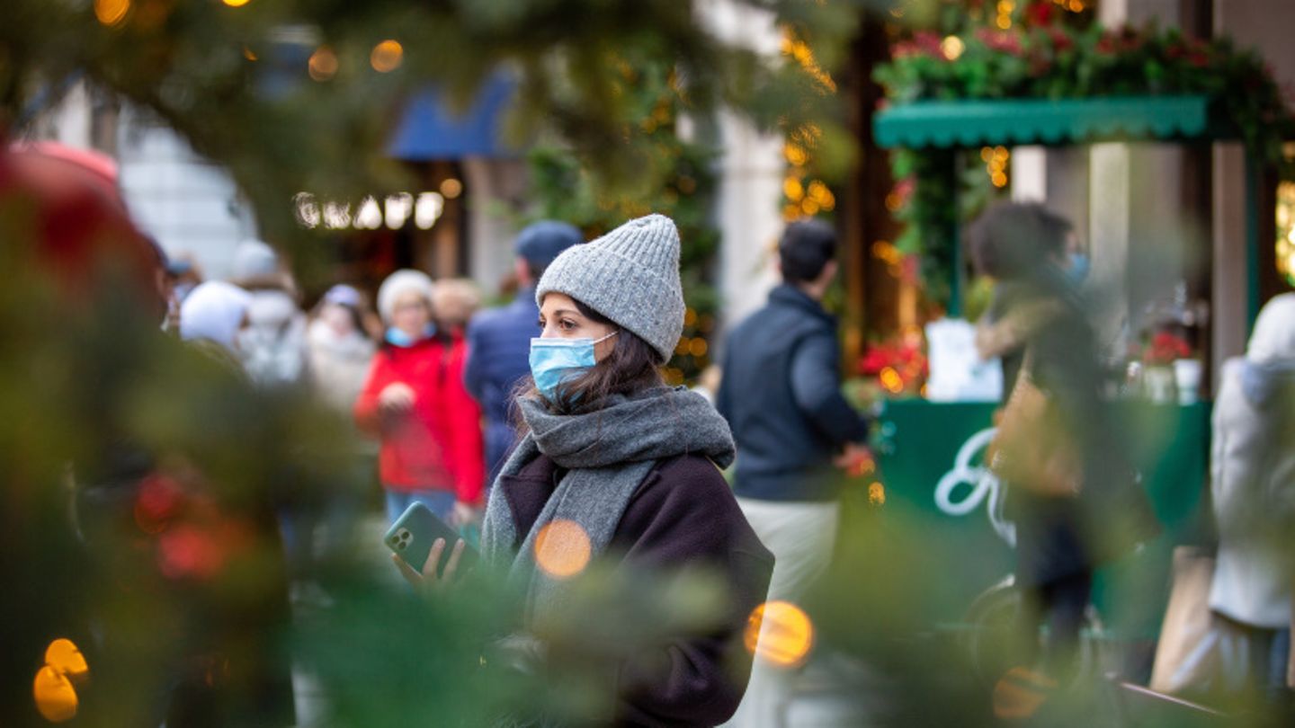 Frau auf den Straßen Londons trägt einen Mund-Nasen-Schutz