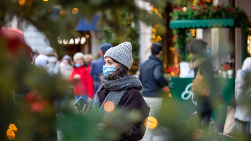 Frau auf den Straßen Londons trägt einen Mund-Nasen-Schutz