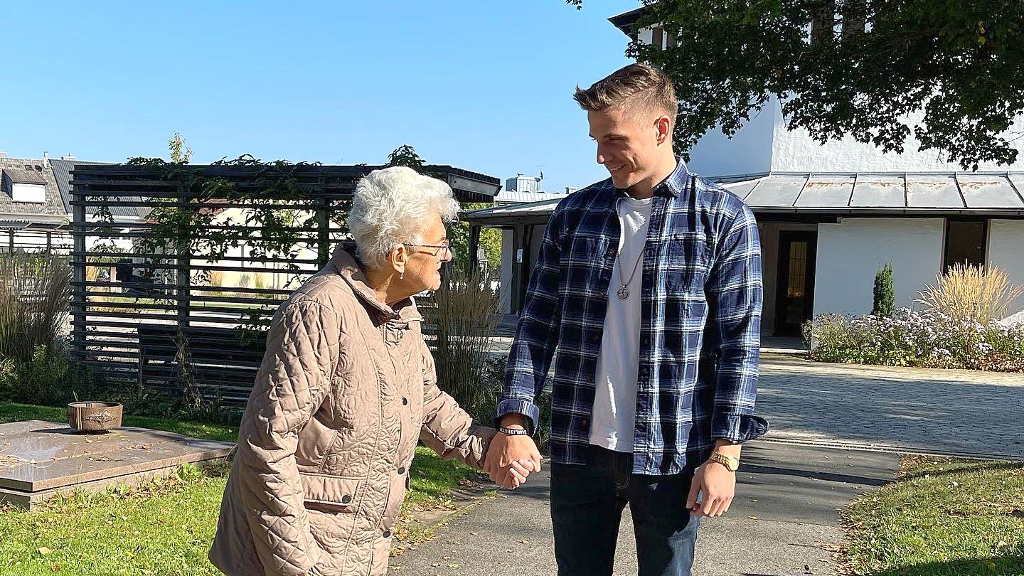 Chris Krömer hält seine Oma Lisbeth an der Hand