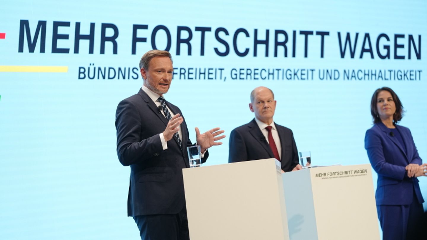 Christian Linder, Olaf Scholz und Annalena Baerbock bei der Präsentation des Koalitionsvertrags.