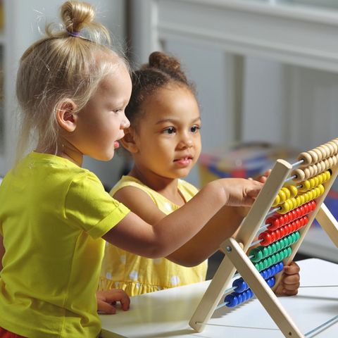 Kinder spielen