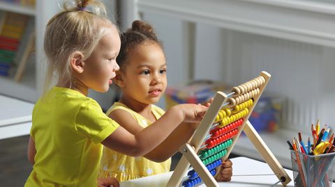 Kinder spielen