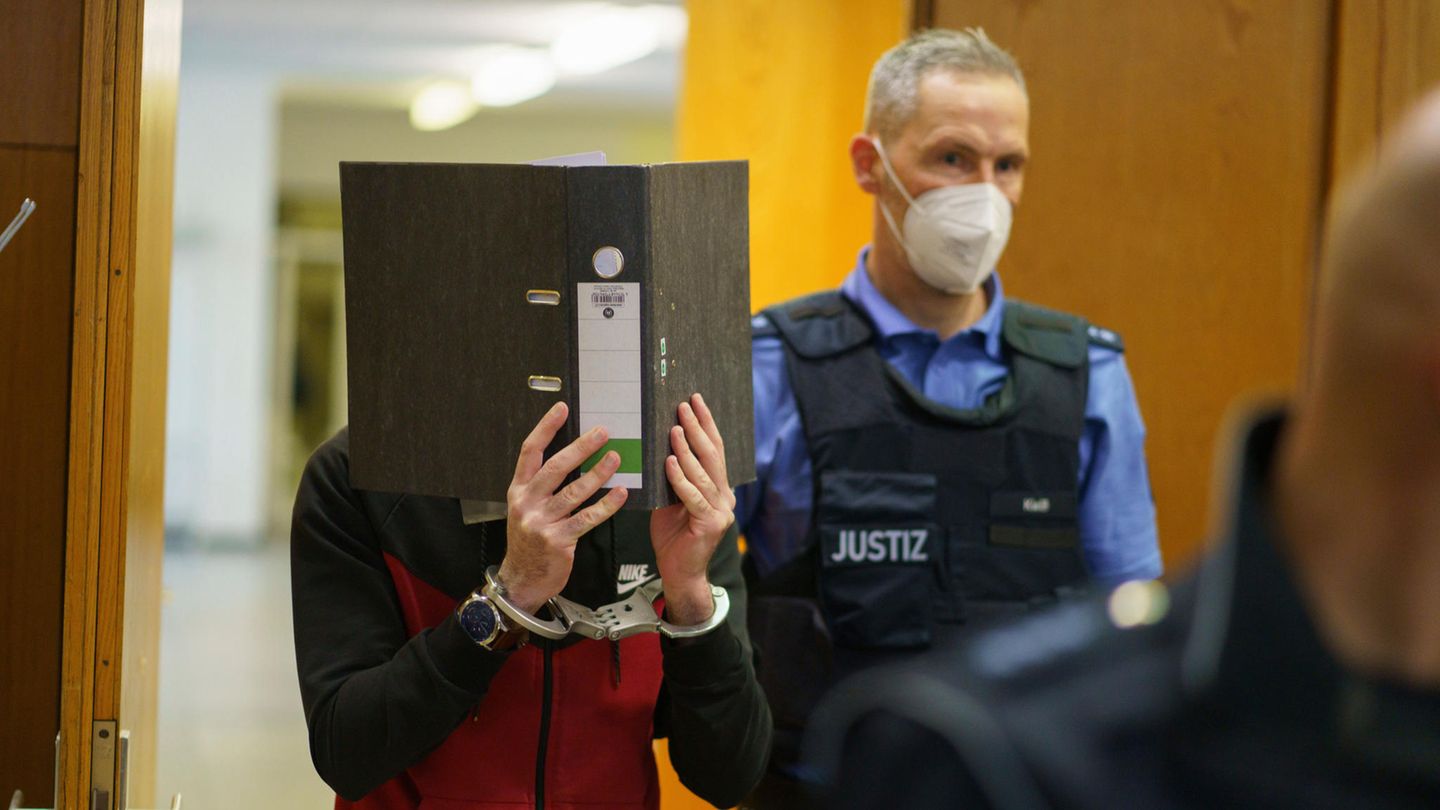 Der Angeklagte wird in den Gerichtssaal geführt