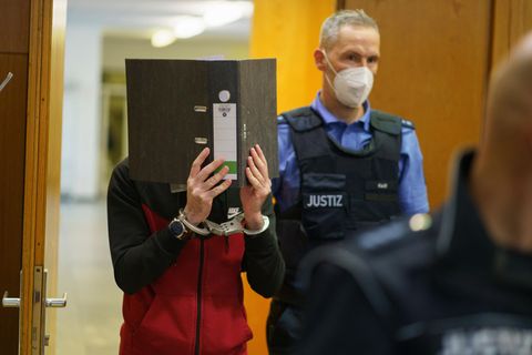 Der Angeklagte wird in den Gerichtssaal geführt
