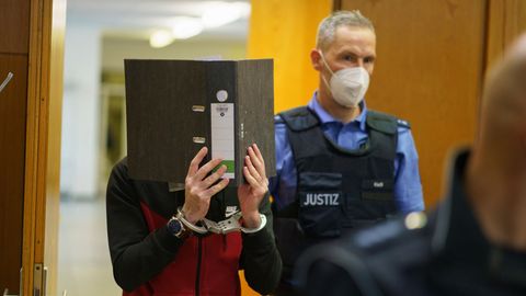 Der Angeklagte wird in den Gerichtssaal geführt