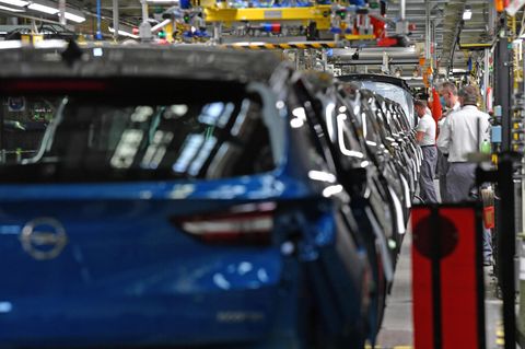 Der Opel-Mutterkonzern Stellantis hat Elektroautos mit klimafreundlichen Batterien angekündigt (Symbolfoto)