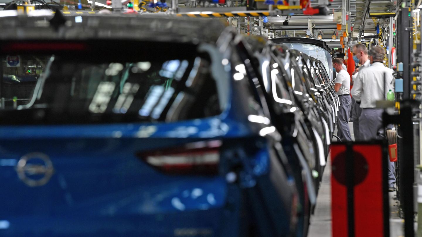 Der Opel-Mutterkonzern Stellantis hat Elektroautos mit klimafreundlichen Batterien angekündigt (Symbolfoto)