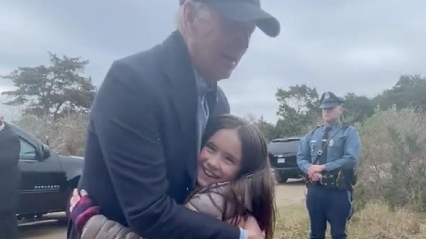 US-Präsident Joe Biden umarmt Avery Nigrelli