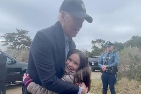 US-Präsident Joe Biden umarmt Avery Nigrelli