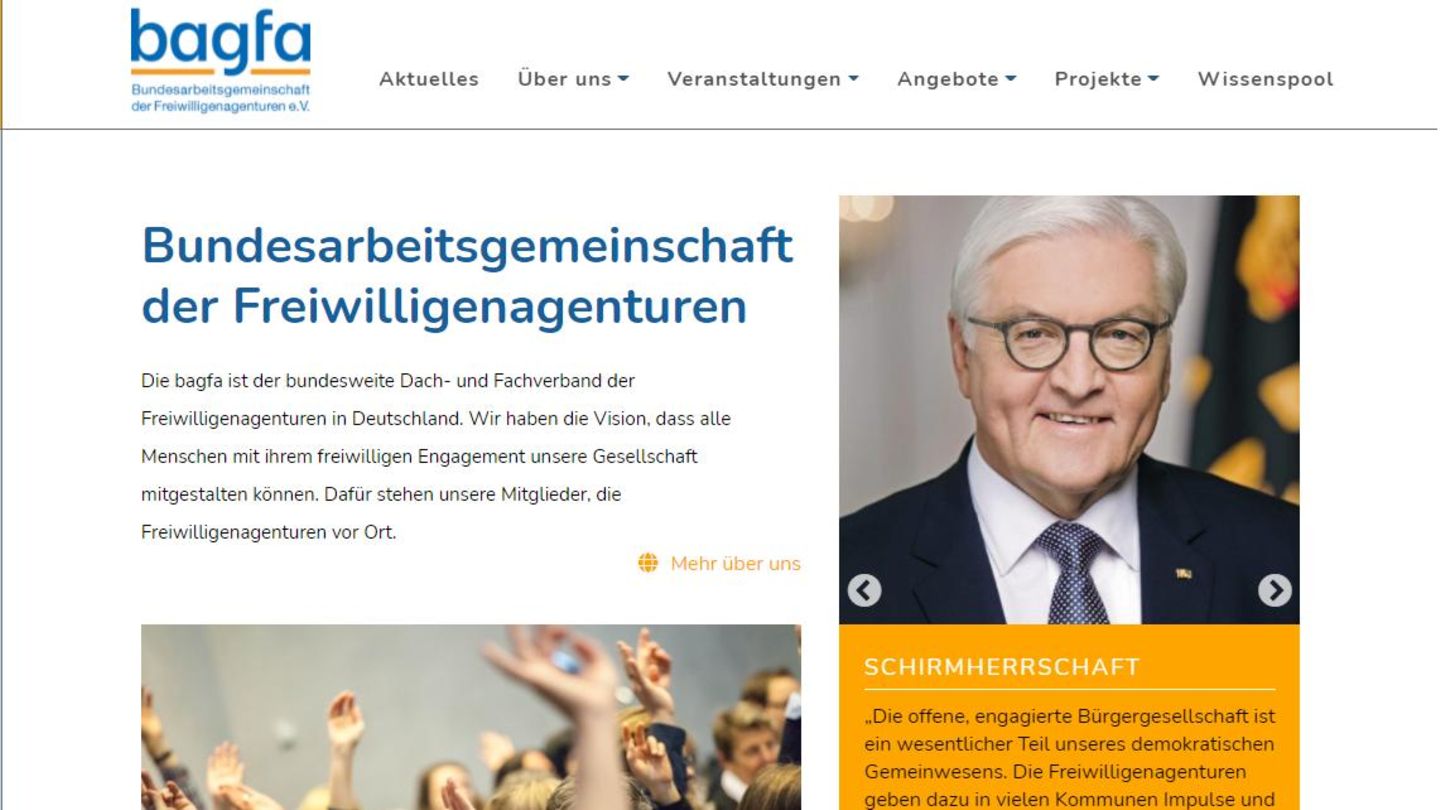 Wie kommt man denn nun an ein Ehrenamt?  Da gibt es einige Weg. Ehrenämter sind in der Regel lokal organisiert. Erste Anlaufstelle sind die  Freiwilligenagenturen. Die Agenturen erfragen zunächst, wie und in welchem Bereich man sich engagieren möchte und suchen dann entsprechende Vereine in der Region heraus. Oft werden einem Tätigkeiten vorgeschlagen, auf die man selbst nicht gekommen wäre. Wer sich nur kurzfristig in Projekten engagieren möchte, sollte einen Blick auf die App "LetsAct" werfen. In der App des Münchener Start-Ups können sich Vereine und Organisationen in eine Datenbank eintragen und zu Aktionen oder Projektarbeiten aufrufen. Wer als Verein Ehrenämtern anbieten möchte, bekommt bei der "Deutschen Stiftung für Engagement und Ehrenamt" umfassende Beratung.