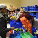 Spiegeln die gut 16 Millionen Ehrenämtler den Bevölkerungsschnitt wieder?  Eher nicht. Einer Umfrage des Allensbach-Instituts zufolge ist der typische Ehrenämtler 50 Jahre alt, hat eine höhere Berufs- und Schulbildung sowie ein höheres Einkommen als der Durchschnitt und er ist voll berufstätig.