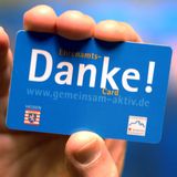 Gibt es einen Ehrenamtsausweis?   Nein, aber eine Ehrenamtskarte. Sie wird von einigen Bundesländer als Dankeschön an die Engagierten ausgegeben. Diese Karte bietet Vorteile wie zum Beispiel Preisnachlässe in der Gastronomie, im Einzelhandel, bei Dienstleistern sowie Museen und anderen Kultureinrichtungen. Aber: Die Karte bekommt nur, wer sich mindestens 20 Stunden im Monat (oder 240 Stunden pro Jahr) sozial engagiert. Leider sind die Auflagen und selbst der Name der Karte von Bundesland zu Bundesland unterschiedlich. Am besten bei der lokalen Stadt- oder Gemeindeverwaltung fragen.