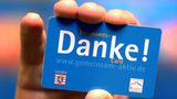 Gibt es einen Ehrenamtsausweis?   Nein, aber eine Ehrenamtskarte. Sie wird von einigen Bundesländer als Dankeschön an die Engagierten ausgegeben. Diese Karte bietet Vorteile wie zum Beispiel Preisnachlässe in der Gastronomie, im Einzelhandel, bei Dienstleistern sowie Museen und anderen Kultureinrichtungen. Aber: Die Karte bekommt nur, wer sich mindestens 20 Stunden im Monat (oder 240 Stunden pro Jahr) sozial engagiert. Leider sind die Auflagen und selbst der Name der Karte von Bundesland zu Bundesland unterschiedlich. Am besten bei der lokalen Stadt- oder Gemeindeverwaltung fragen.