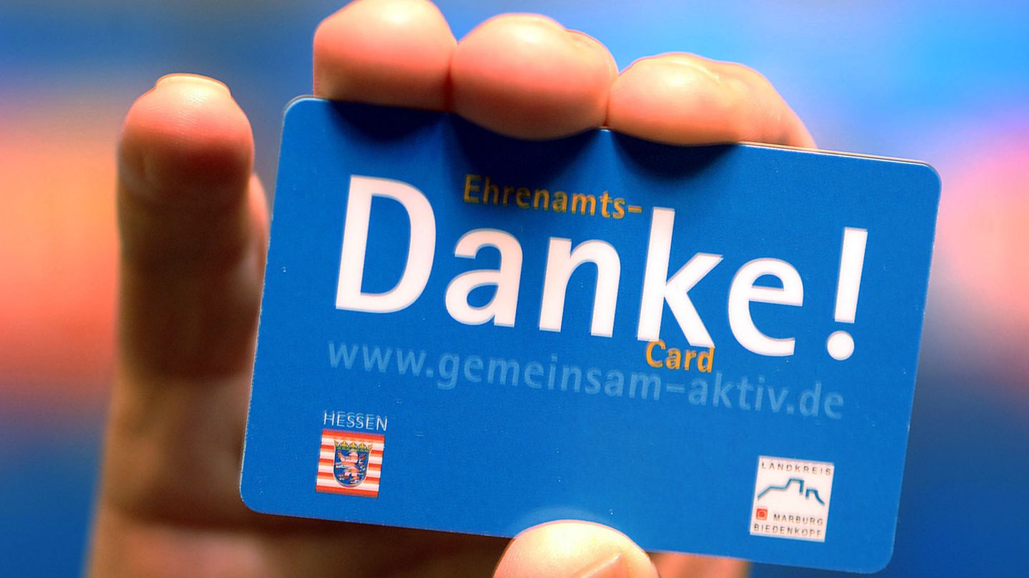 Gibt es einen Ehrenamtsausweis?   Nein, aber eine Ehrenamtskarte. Sie wird von einigen Bundesländer als Dankeschön an die Engagierten ausgegeben. Diese Karte bietet Vorteile wie zum Beispiel Preisnachlässe in der Gastronomie, im Einzelhandel, bei Dienstleistern sowie Museen und anderen Kultureinrichtungen. Aber: Die Karte bekommt nur, wer sich mindestens 20 Stunden im Monat (oder 240 Stunden pro Jahr) sozial engagiert. Leider sind die Auflagen und selbst der Name der Karte von Bundesland zu Bundesland unterschiedlich. Am besten bei der lokalen Stadt- oder Gemeindeverwaltung fragen.