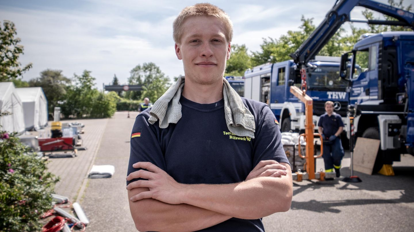 Vier, sechs oder acht? Wie viele Stunden wird ins Ehrenamt pro Woche investiert?  Rund 17 Prozent aller Ehrenamtlichen investieren sechs Stunden pro Woche in die freiwillige Vereinsarbeit. Der Aufwand ist bei 13 Stunden gedeckelt, denn als Ehrenamt gilt nur, wenn es nicht mehr als ein Drittel der beruflichen Wochenarbeitszeit umfasst. Seit 1999 sinkt die Bereitschaft für großen Zeitaufwand über alle Ehrenamtlichen hinweg. Gute 60 Prozent sind lediglich zwei Stunden ehrenamtlich tätig. Vor allem Jüngere wollen ich nicht mehr langfristig an einen Verein binden, sondern sich lieber spontan auf Projektbasis einbringen. Für Freiwillige Feuerwehren, das THW und das Rote Kreuz wird das mitunter zum Personalproblem.