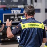 Kein Geld, viel Arbeit – gibt es denn irgendwelche Vorteile für die Freiwilligen?  Doch, die gibt es. Je nach Bundesland fördern die Länder die Weiterbildung von Ehrenämtlern. Bei der Freiwilligen Feuerwehr zum Beispiel der Lkw-Führerschein erworben werden, beim THW der Führerschein für Radlader oder der Bootsführerschein. Beim DRK können Hundebesitzer mit ihrem Hund eine Spürhund-Ausbildung absolvieren. Ferner bieten größere Organisationen Weiterbildungen für Vereinsrecht, PR mit digitalen Medien, Personalführung und dem Projektmanagement. Die erworbenen Zertifikate können bei der Bewerbung im Berufsleben positive Effekte haben, weisen sie doch eine höhere Qualifikation, Lern- und Einsatzbereitschaft aus. Häufig wenig berücksichtigter Vorteil des Ehrenamtes: Vitamin B. Vereine sind der ideale Ort, um sein persönliches Netzwerk auszuweiten.