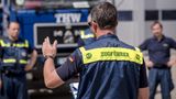 Kein Geld, viel Arbeit – gibt es denn irgendwelche Vorteile für die Freiwilligen?  Doch, die gibt es. Je nach Bundesland fördern die Länder die Weiterbildung von Ehrenämtlern. Bei der Freiwilligen Feuerwehr zum Beispiel der Lkw-Führerschein erworben werden, beim THW der Führerschein für Radlader oder der Bootsführerschein. Beim DRK können Hundebesitzer mit ihrem Hund eine Spürhund-Ausbildung absolvieren. Ferner bieten größere Organisationen Weiterbildungen für Vereinsrecht, PR mit digitalen Medien, Personalführung und dem Projektmanagement. Die erworbenen Zertifikate können bei der Bewerbung im Berufsleben positive Effekte haben, weisen sie doch eine höhere Qualifikation, Lern- und Einsatzbereitschaft aus. Häufig wenig berücksichtigter Vorteil des Ehrenamtes: Vitamin B. Vereine sind der ideale Ort, um sein persönliches Netzwerk auszuweiten.