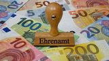 Gibt es denn überhaupt kein Geld für Ehrenämtler?  Das Ehrenamt in einem gemeinnützigen Verein wird allein um der Ehre willen ausgeübt. Manche Vereine gewähren geringe Aufwandsentgelte. Seit 2021 sind Einnahmen aus dem Ehrenamt bis 840 Euro pro Jahr steuer- und sozialversicherungsfrei. Achtung: Die Aufwandsentschädigung muss in der Steuererklärung immer angegeben werden, auch wenn sie unter dem Freibetrag liegt. Für Übungsleiter, die sich mit der Betreuung, Ausbildung und Erziehung beschäftigen, sind sogar 2400 Euro pro Jahr steuerfrei. Allerdings lassen sich Übungsleitergeld und Aufwandsentschädigung nicht addieren. In der Steuererklärung für Arbeitnehmer gehören die Einnahmen aus dem Ehrenamt in die Zeile 26 der Anlage N.  Auch Rentner und Studenten können das Ehrenamt steuerlich geltend machen.