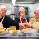 Sind Ehrenamtliche vor allem Rentner?  Nein! Eher im Gegenteil. Die breite Masse der Freiwilligen steht mitten im Berufsleben. Den höchsten Anteil tragen die 30- bis 49-jährigen mit fast 45 Prozent, gefolgt von Jüngeren mit 42 Prozent. Rentner stellen dagegen nur 31 Prozent, obgleich ihre Altersgruppe zuletzt den stärksten Zuwachs unter den freiwillig Engagierten haben.