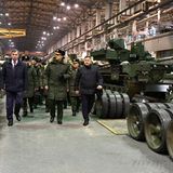 Der stellvertretende Minister in der Panzerfabrik.