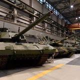 In der Fabrik werden die T-14 gebaut, aber auch T-90 modernisiert.