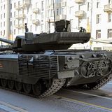 Rund um den Turm sind Module mit Abwehrwaffen und Elektronik untergebracht.