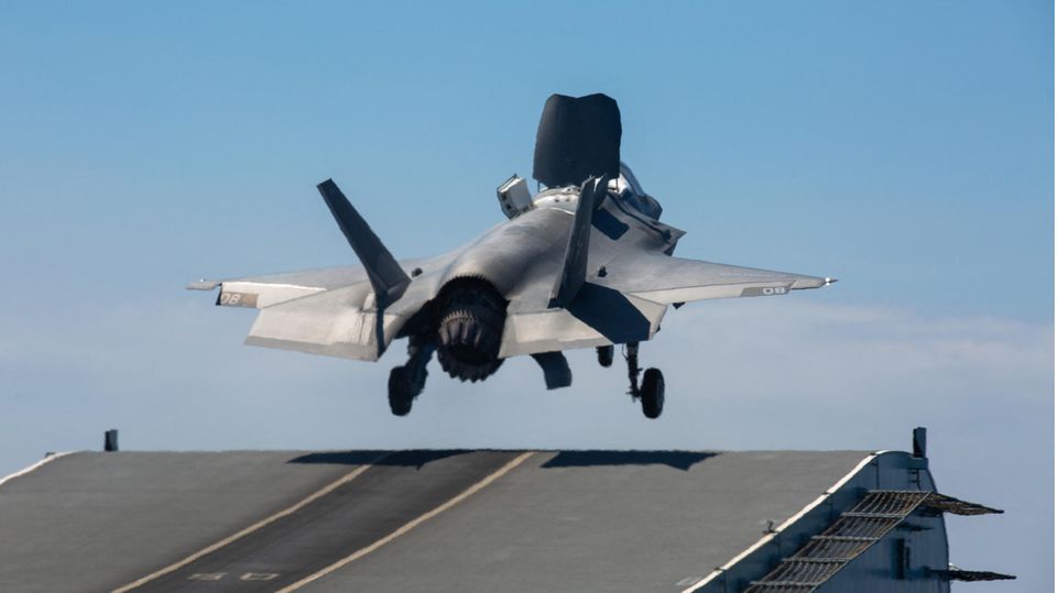 Britischer Kampfjet stürzt ins Mittelmeer – dieses Video soll den (extrem kostspieligen) Unfall zeigen