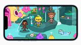 iPhone-App des Jahres – Toca Life: World  Ein digitales Puppenhaus mit schier unendlichen Möglichkeiten zu spielen - das ist "Toca Life: World". Der Fantasie sind dabei kaum Grenzen gesetzt, solange es im kinderfreundlichen Rahmen bleibt. Dazu kann man auch das Alter der Kleinen eintragen und es durchaus auch mal alleine mit dem Spiel hantieren lassen. Das kostenlose Grundspiel bietet schon sehr viele Möglichkeiten, einige kleinere Käufe erlauben weitere Szenarien und Zusatzgegenstände. Teure Kostenfallen wie bei manchen anderen Spielen gibt es nicht, selbst das teuerste Zusatzset ist mit einem einmaligen Kauf von 13 Euro noch moderat bepreist.