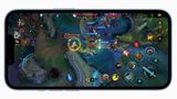 iPhone-Game des Jahres – League of Legends: Wild Rift  Für ernsthafte Zocker hat Apple sein iPhone-Spiel des Jahres parat: Bei "League of Legends: Wild Rift" handelt es sich um eine für Konsolen und Smartphones vereinfachte Version des PC-Klassikers. Das Spiel-Prinzip ist dasselbe: Im Team mit vier anderen Spielern schickt man seinen Champion in den Kampf mit dem gegnerischen Team. Die Mobile-Version ist dabei besonders einsteigerfreundlich. Geld muss man dafür nicht in die Hand nehmen: Das Grundspiel ist kostenlos, die Zusatzkäufe sind rein optional und bieten keinen Spielvorteil.